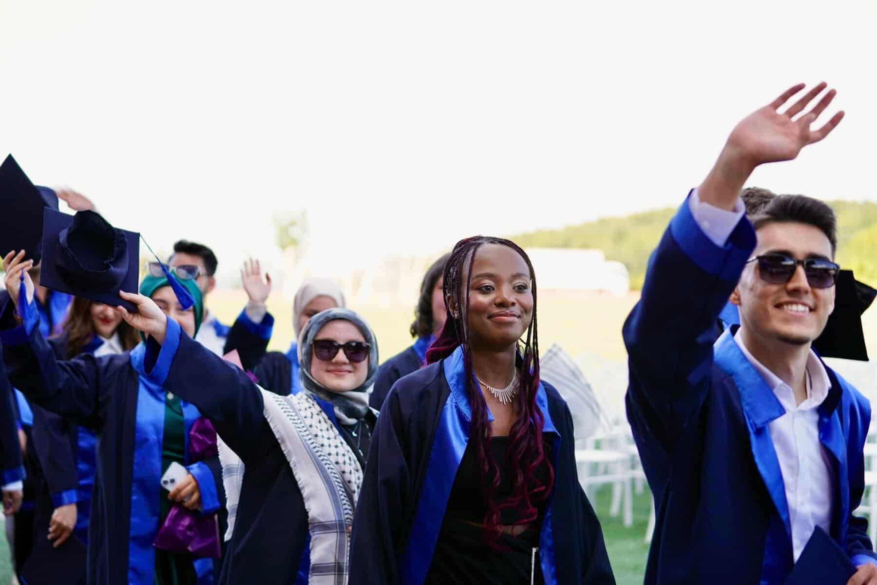 Başarılı mezunlar diploma heyecanı yaşıyor.