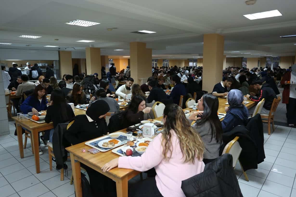 Rektör Prof. Dr. Uğur Ünal, Öğrencilerle İftar Sofrasında Bir Araya Geldi