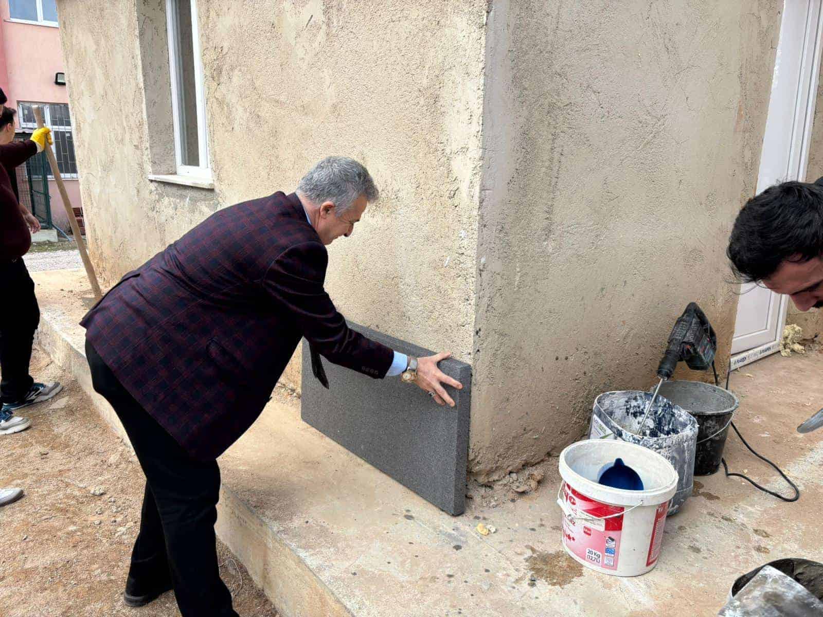 Teknik Bilimler MYO’da EPS Dış Cephe Isı Yalıtımı Eğitimi Uygulamalı Olarak Gerçekleştirildi