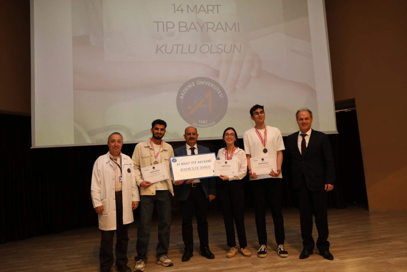 Akdeniz Üniversitesi’nde 14 Mart Tıp Bayramı Geleneksel Etkinliklerle Kutlandı