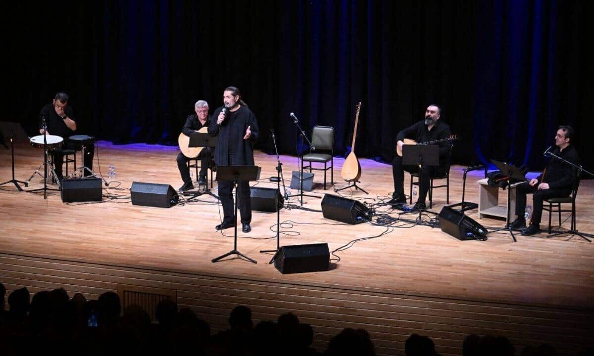 Anadolu Üniversitesi’nde Ramazan Konseri’nde Hasan Sağındık’tan Türkü ve Şiir Ziyafeti