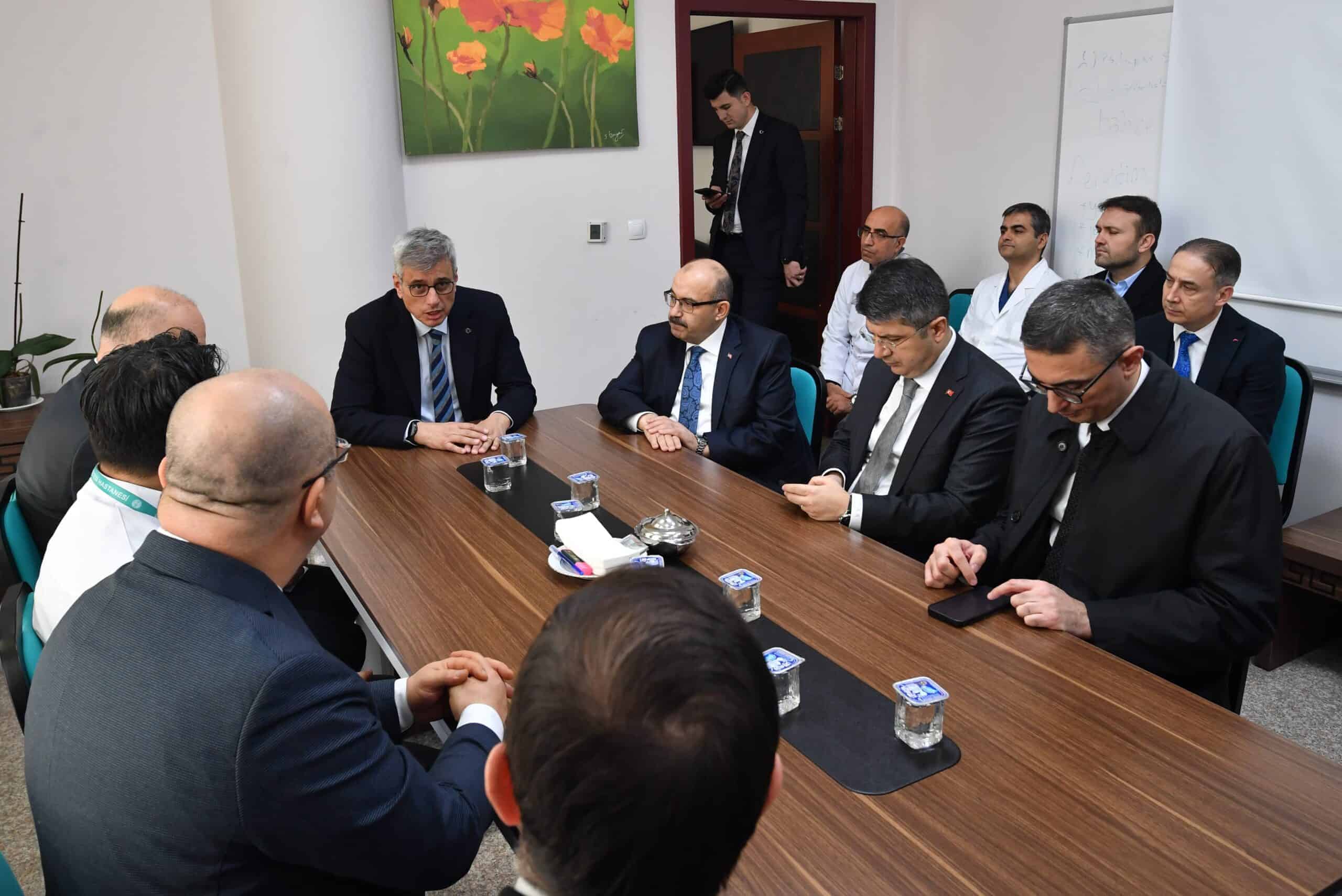 Sağlık Bakanı Memişoğlu, Balıkesir Üniversitesi Hastanesinde Yaralı Öğrencileri Ziyaret Etti