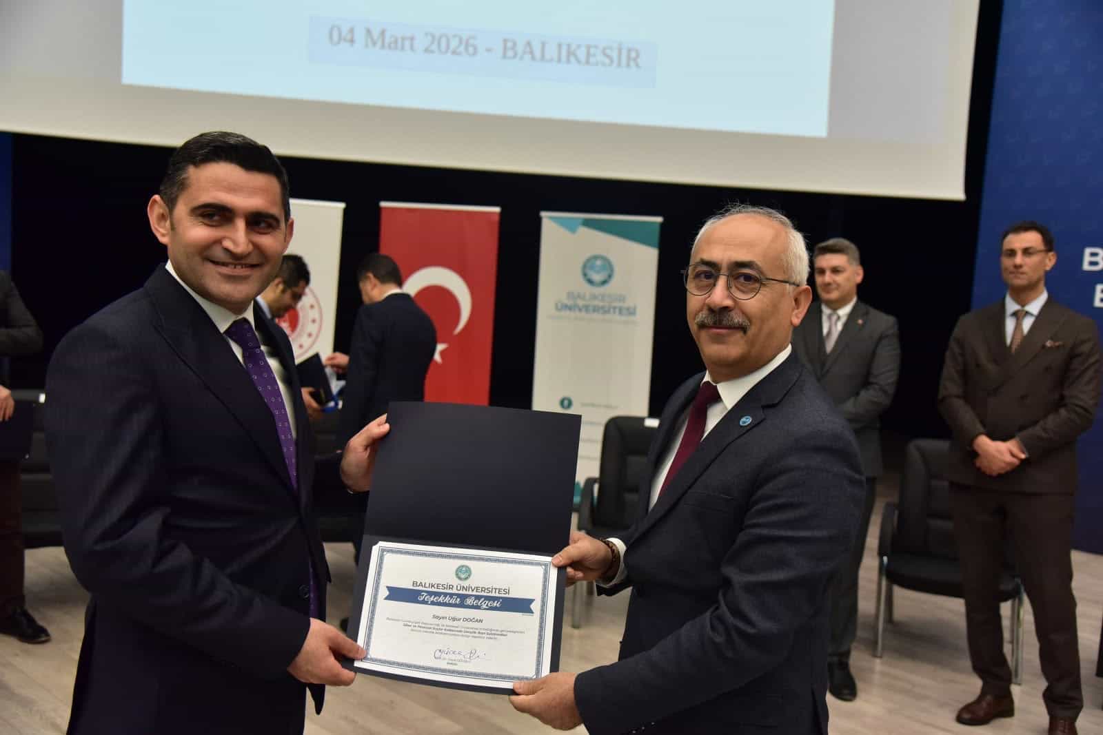 Balıkesir Üniversitesi'nde Gençler için Siber ve Finansal Suçlar Paneli Düzenlendi