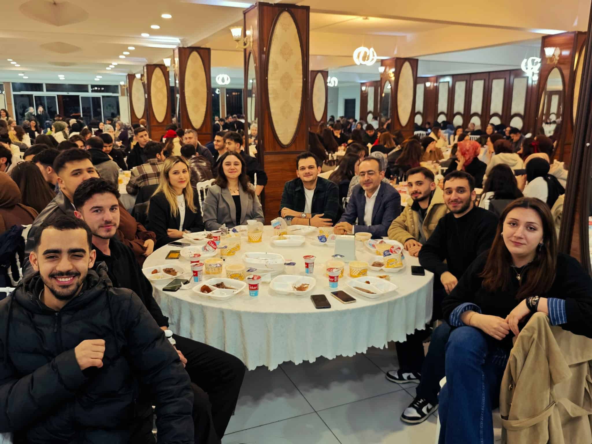 Akyazı’da Sağlık Bilimleri Fakültesi ve MYO Öğrencileri Ramazan İftarında Bir Araya Geldi