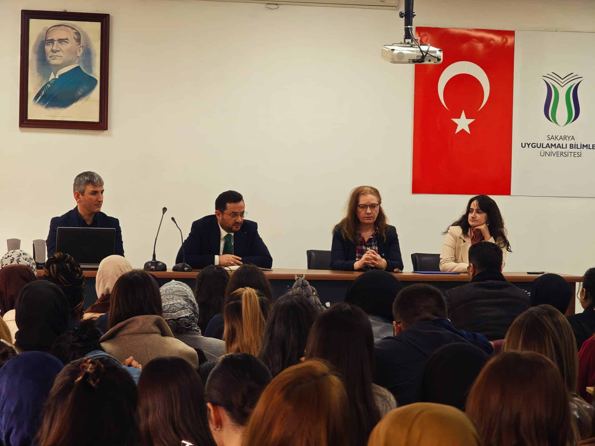 Sağlık Bilimleri Fakültesi'nde Türkiye’de Sağlık Hizmetlerinin Sunumu Üzerine Akademik Etkinlik Düzenlendi