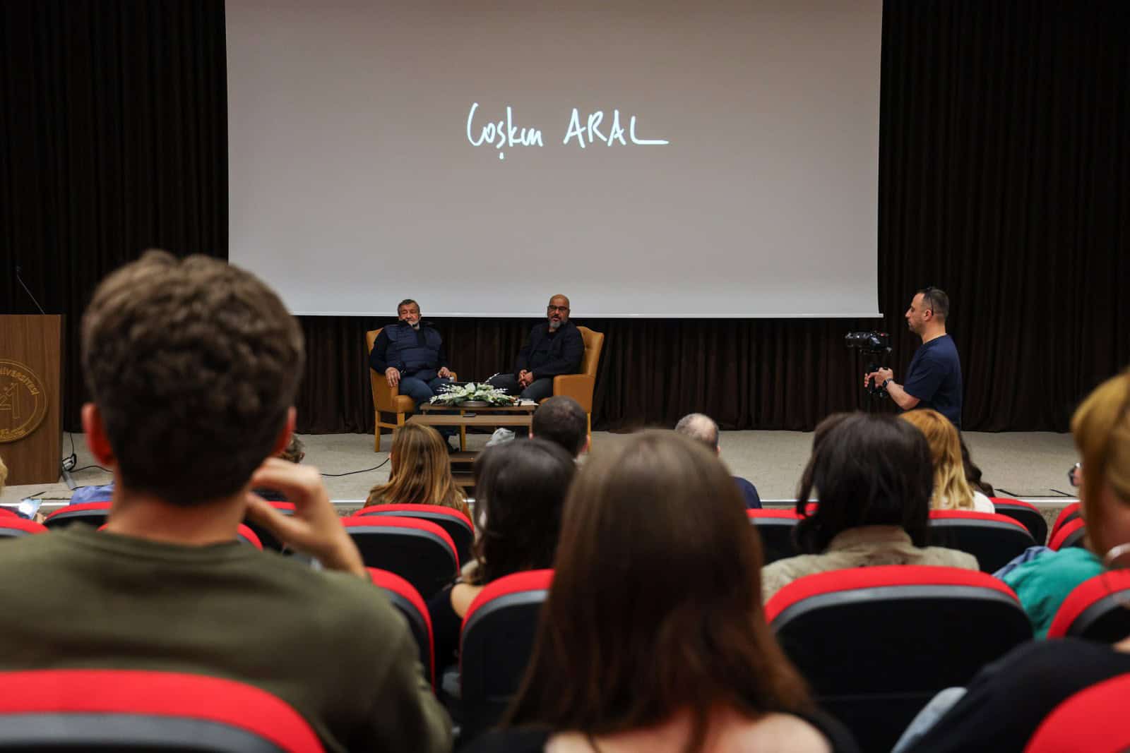 Coşkun Aral, Akdeniz Üniversitesi’nde İletişim Fakültesi Öğrencileriyle Deneyimlerini Paylaştı
