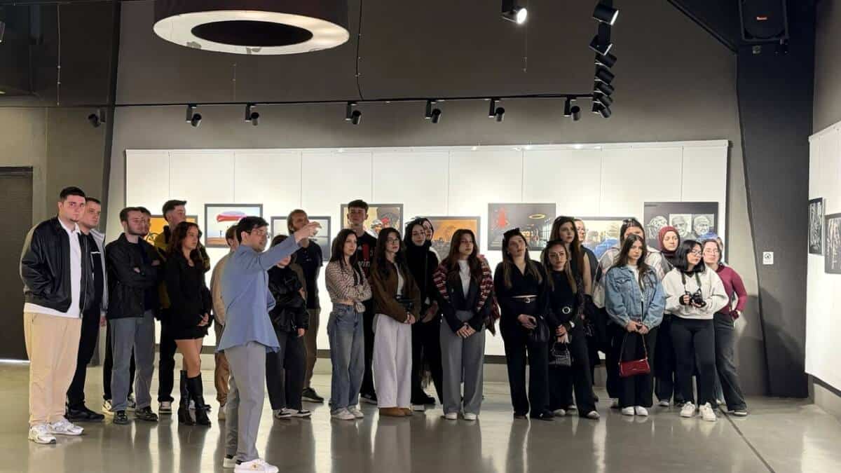 Sakarya MYO Öğrencileri Fotoğraf Derslerini İhsan Korkut’un Sergisinde Uygulayarak Öğrendi