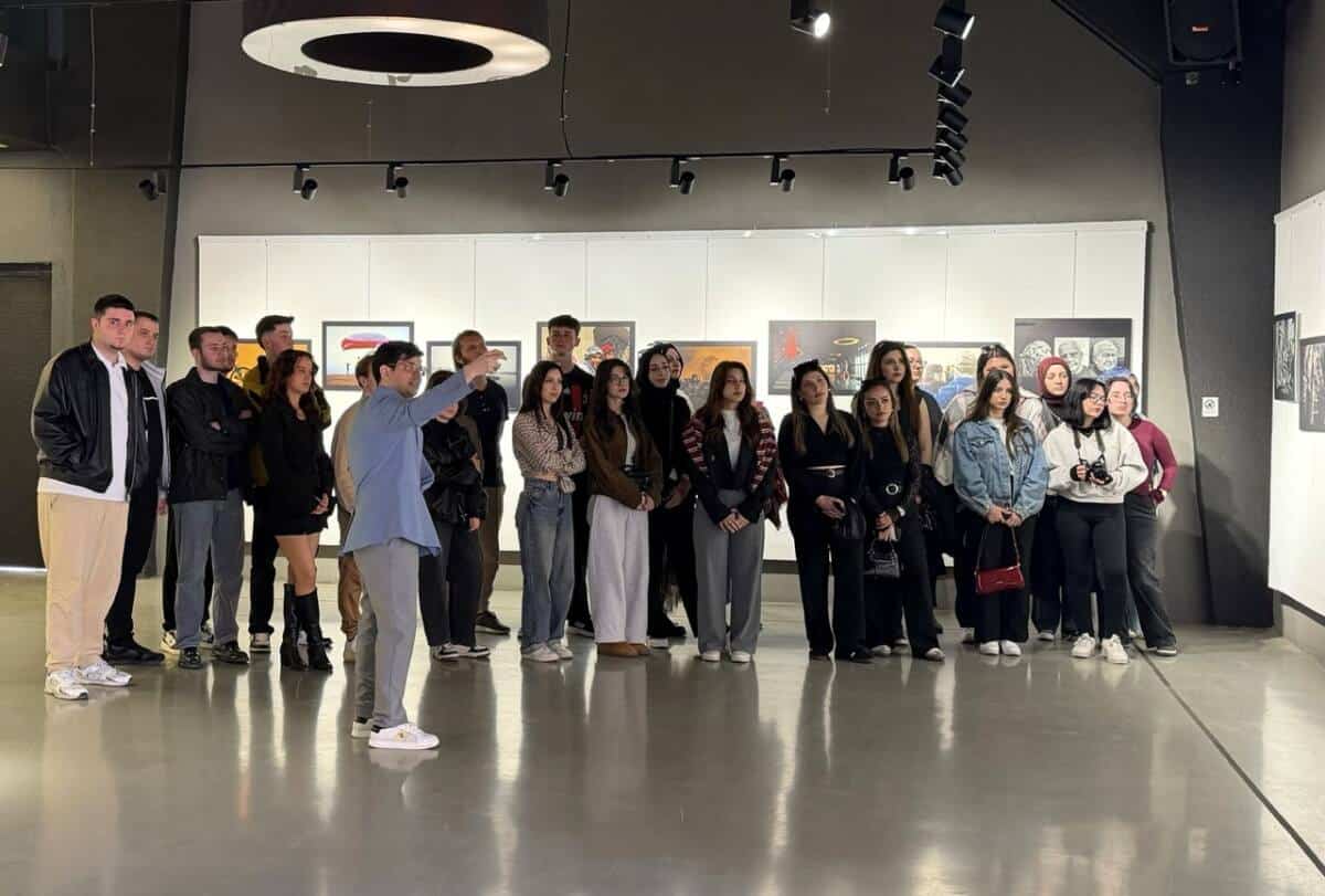Sakarya MYO Öğrencileri Fotoğraf Derslerini İhsan Korkut’un Sergisinde Uygulayarak Öğrendi