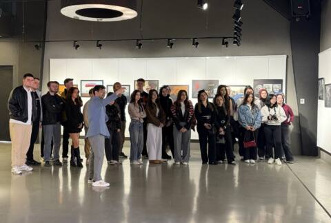 Sakarya MYO Öğrencileri Fotoğraf Derslerini İhsan Korkut’un Sergisinde Uygulayarak Öğrendi