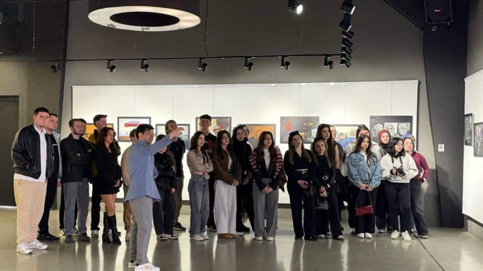 Sakarya MYO Öğrencileri Fotoğraf Derslerini İhsan Korkut’un Sergisinde Uygulayarak Öğrendi