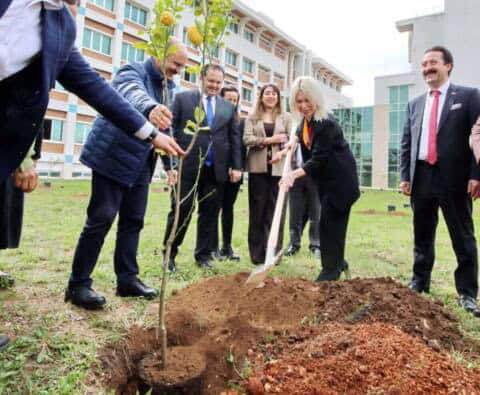 Akdeniz Üniversitesi Kampüslerinde Son İki Yılda 5 Binden Fazla Fidanla Yeşil Alanlar Artıyor