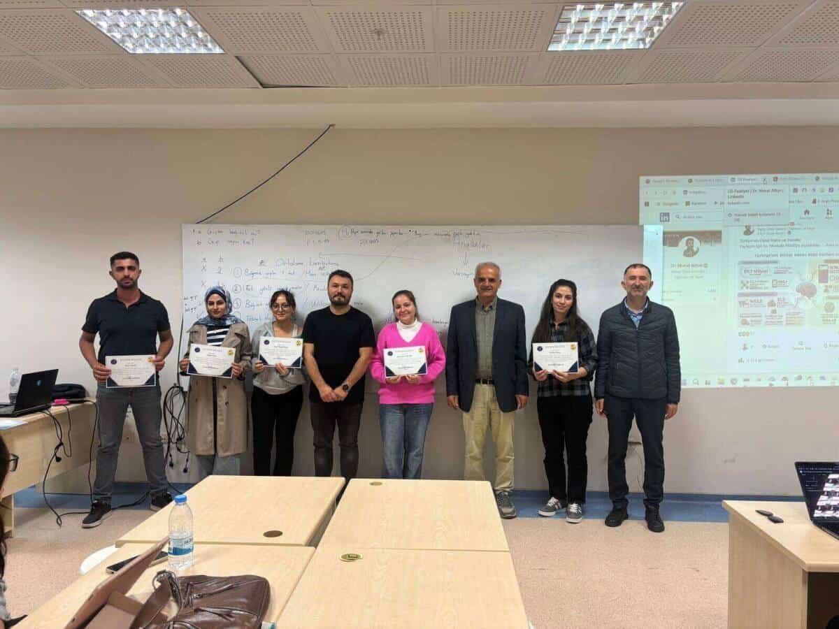 Akdeniz Üniversitesi’nde Öğretmen Adaylarına Eğitimde Yapay Zeka Uygulamaları Anlatıldı