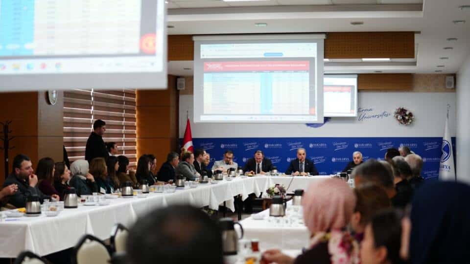 Sakarya Üniversitesi Fen Fakültesi'nde Kimya ve Fizik Bölüm Kurulu Toplantısı Yapıldı