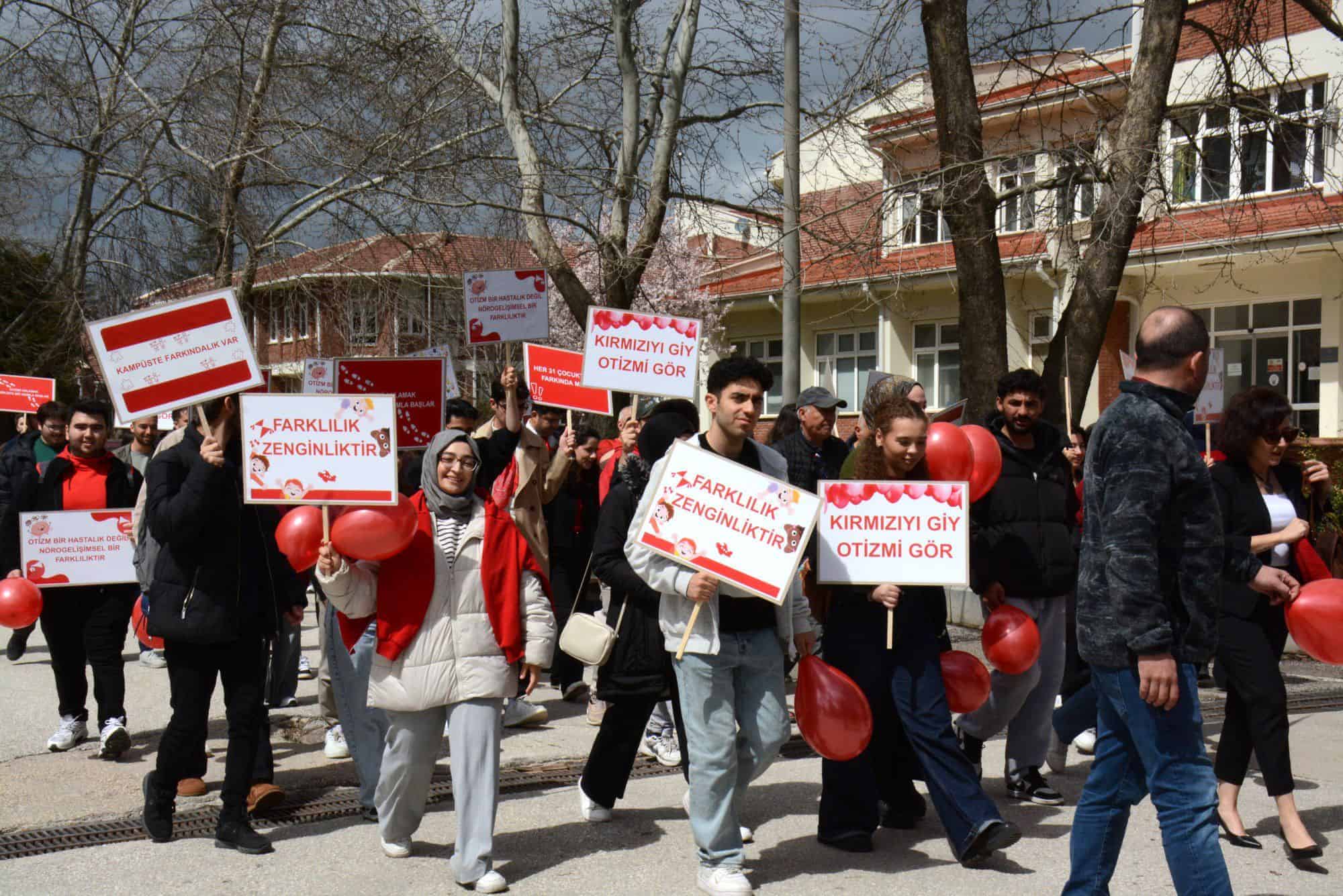 Anadolu Üniversitesi'nde Otizm Farkındalığı İçin Kırmızı Kampüs Yürüyüşü Düzenlendi