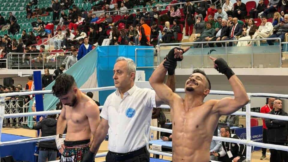 Faysal Sılıv Diyarbakır’da Kick Boks Türkiye Şampiyonasında Birincilik Elde Etti