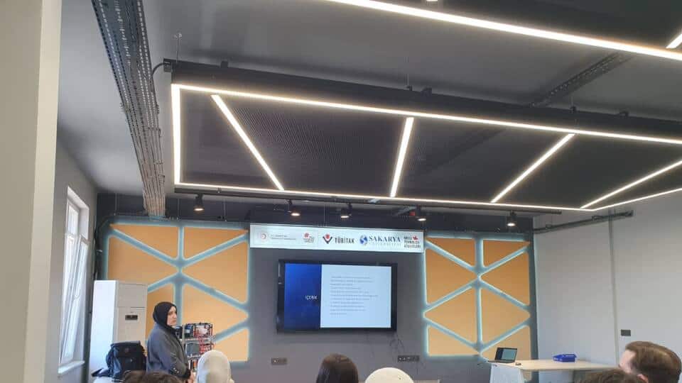 SAÜ Milli Teknoloji Atölyesi, Bilim ve Teknoloji Haftası’nda Yapay Zekâ ve Sanayi Odaklı Etkinliklere Ev Sahipliği Yaptı