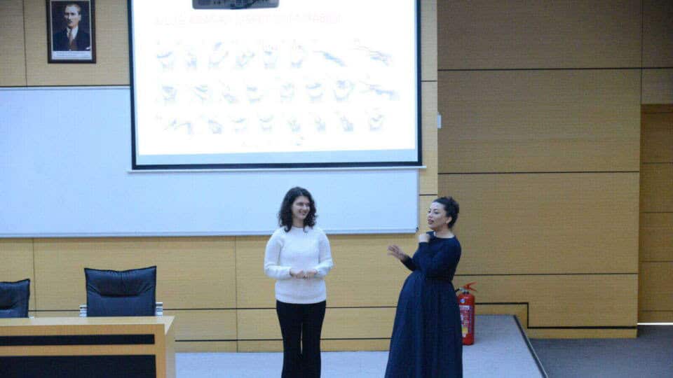 Sakarya Üniversitesi’nde İşaret Dili Eğitimi Öğrencilerden Yoğun İlgi Gördü