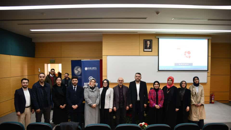 Sakarya Üniversitesinde Roman Gençlerin Yaşadığı Sorunlar Panelde Masaya Yatırıldı