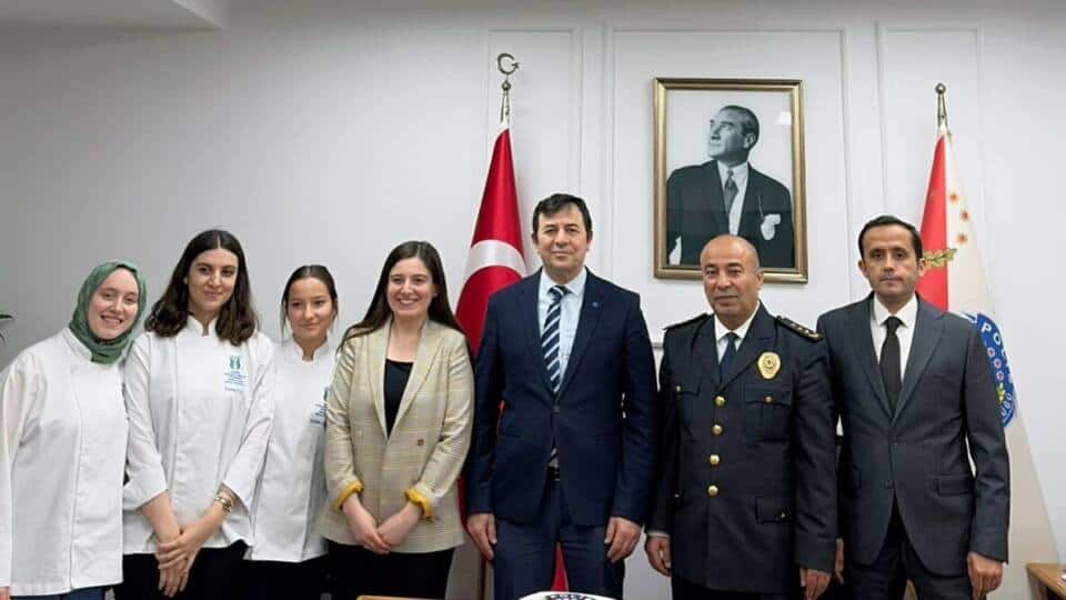 Sapanca’da Gençlerden Polis Teşkilatının Kuruluş Yıldönümüne Pasta Sürprizi