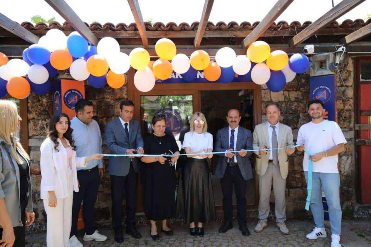 Akdeniz Üniversitesi Logolu Ürünler Mağazası Olbia Çarşısı’nda Öğrencilere Kapılarını Açtı