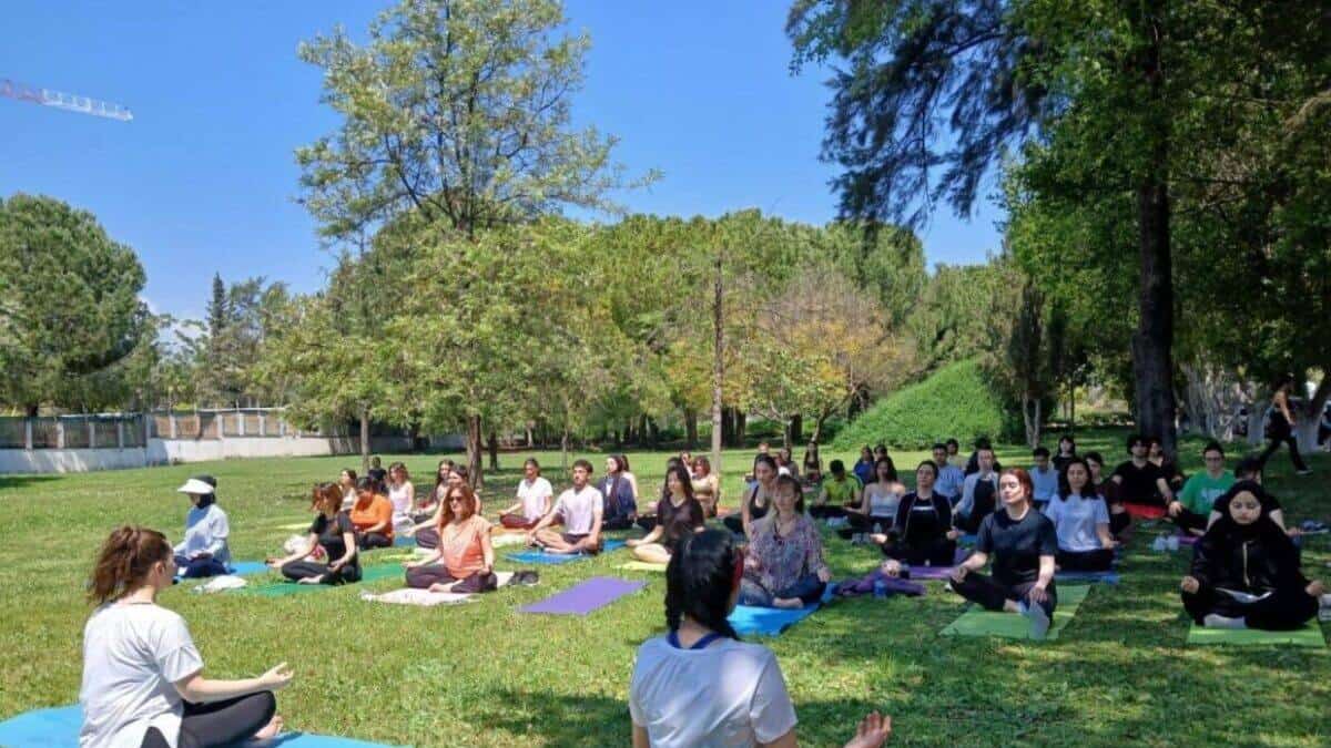 Akdeniz Üniversitesi’nde Nörogelişimsel Yoga ve Pilates Kampüste Yoğun İlgiyle Tanıtıldı