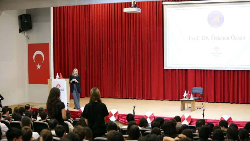 Rektör Özlenen Özkan Bahçeşehir Koleji'nde Lise Öğrencileriyle Gelecek ve Bilim Üzerine Konuştu