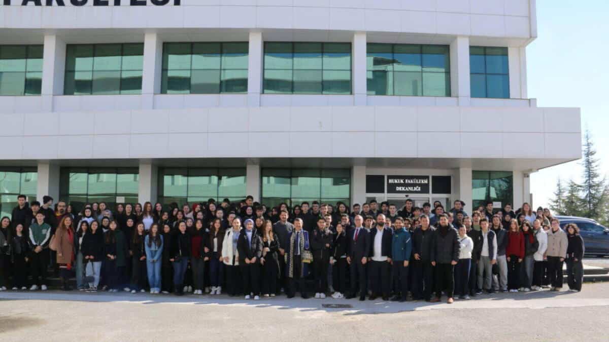 Sakarya’da Lise Öğrencileri Üniversite Kampüsünde Deneyim Kazandı: Kariyer ve Girişimcilik Odaklı Program Tamamlandı
